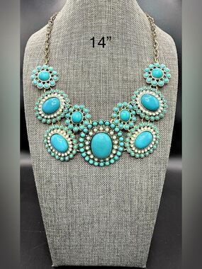 260. Bold Turquoise Blue & White Beaded Flower Halo Statement Bib Necklace